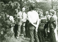 Professor Vent bei einer Führung mit Studenten 1975