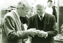 Überreichnung der Jubiläumsplakette zu "100 Jahre Arboretum" durch Prof. Wiedenroth (Botanik) an Dr. Richard von Weizäcker 1998