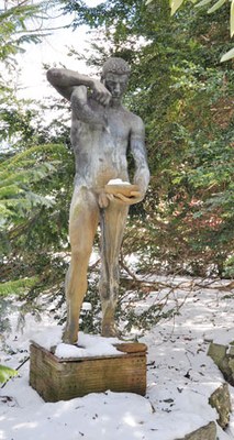 Mann mit Schale