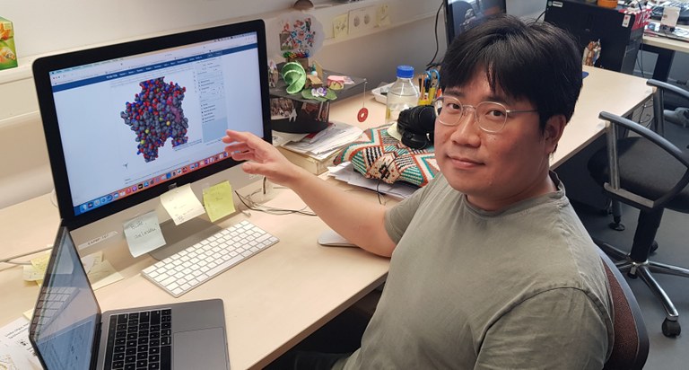 Songhwan_at_work